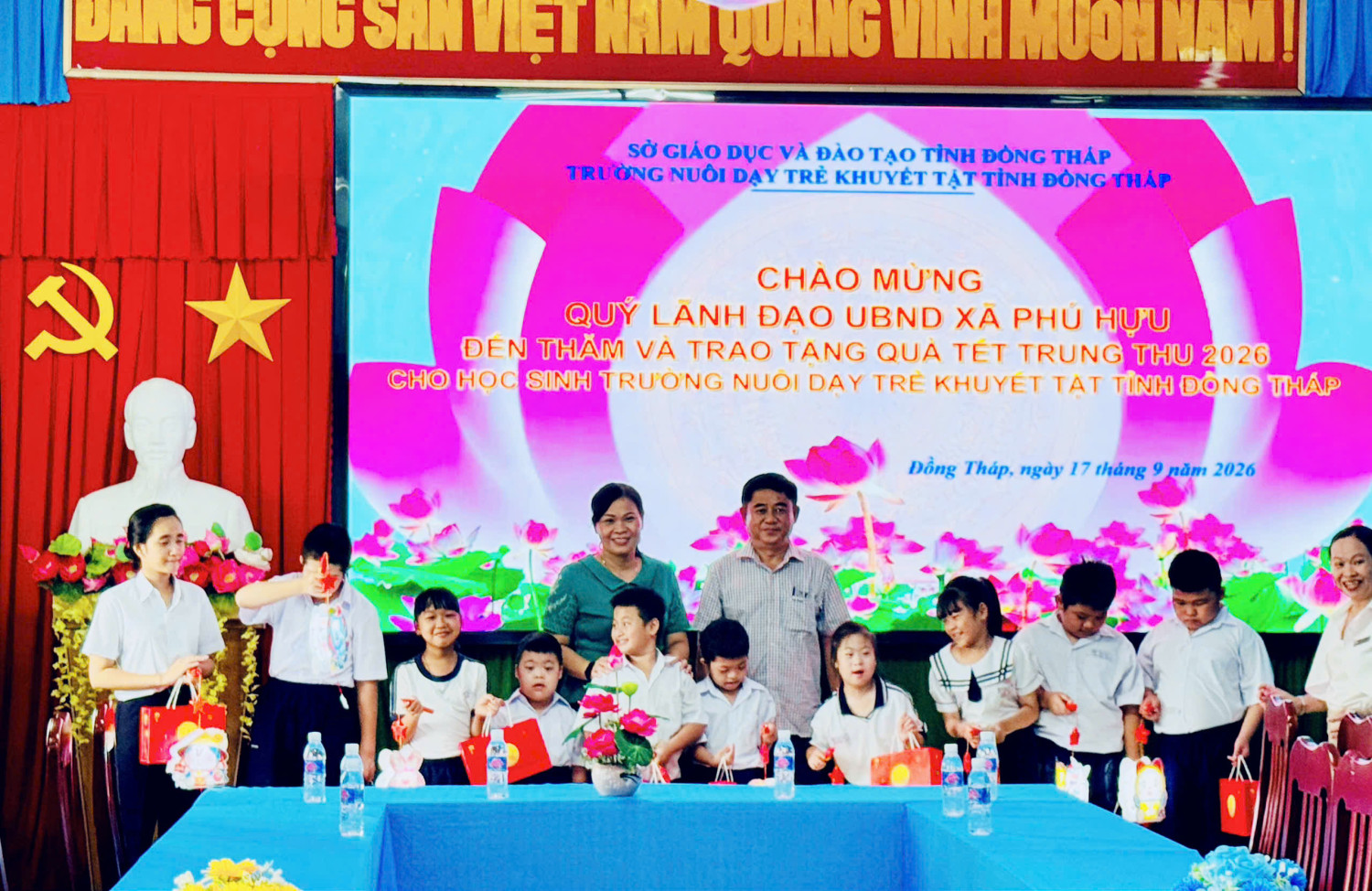 UBND Xã Phú Hựu đến thăm và tặng quà Tết Trung thu 2026